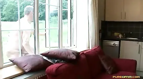El amante de la abuela se queda atrapado en la ventana ... y aprovechan para pajearle