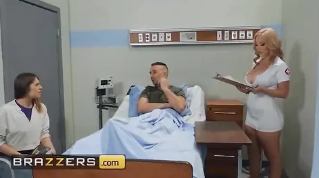 Está deseando que se vaya su mujer y quedarse a solas con la enfermera tetona