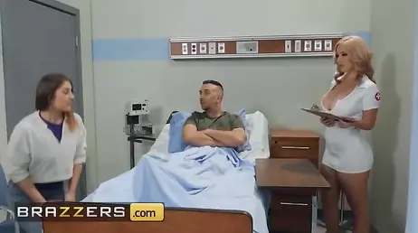 Está deseando que se vaya su mujer y quedarse a solas con la enfermera tetona