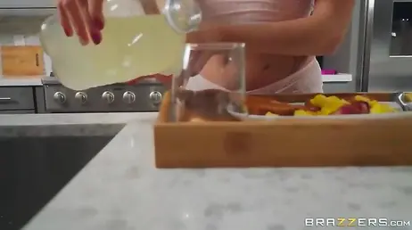 Se levanta por la mañana y coincide en la cocina con la hermana de su novia ... !!