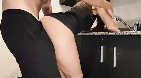 Su novio la pilla por sorpresa en la cocina y la folla hasta correrse dentro