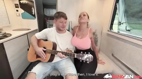 Invita a a un desconocido de la carretera para que folle el coño de su novia