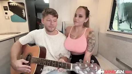 Invita a a un desconocido de la carretera para que folle el coño de su novia