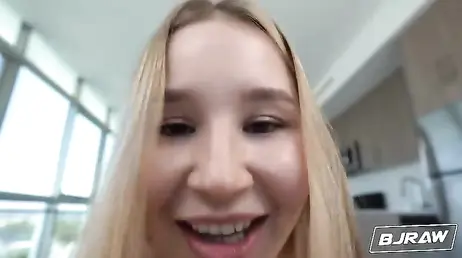 Blonde sexy aux gros seins naturels faisant une fellation