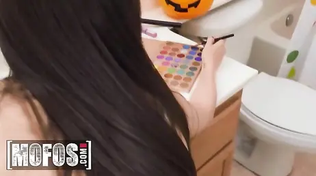 Le clava la polla a su hermanastra en el baño antes de salir por Halloween: menudo culo!