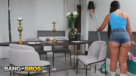 La criada se pone a limpiar la casa con medio culo al aire: menuda cerda viciosa ... !!