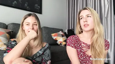 Dos calientes chicas alemanas lesbianas se comen el coño sin parar ... !!