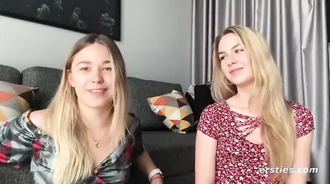 Dos calientes chicas alemanas lesbianas se comen el coño sin parar ... !!