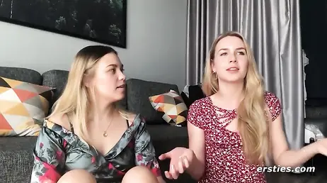 Dos calientes chicas alemanas lesbianas se comen el coño sin parar ... !!