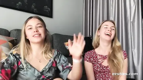 Dos calientes chicas alemanas lesbianas se comen el coño sin parar ... !!
