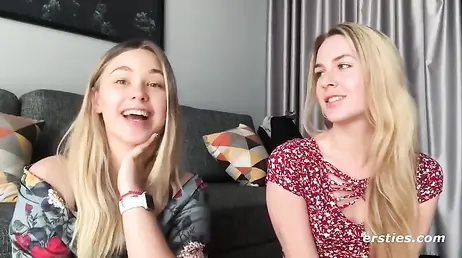 Dos calientes chicas alemanas lesbianas se comen el coño sin parar ... !!