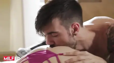 La madre de mi novia tiene un culo de ensueño: menuda follada me ha dado !!